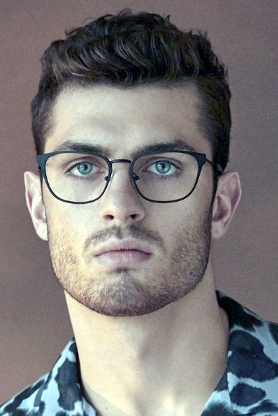 Gözlüklü Erkekler İçin Kısa Saç Modeli